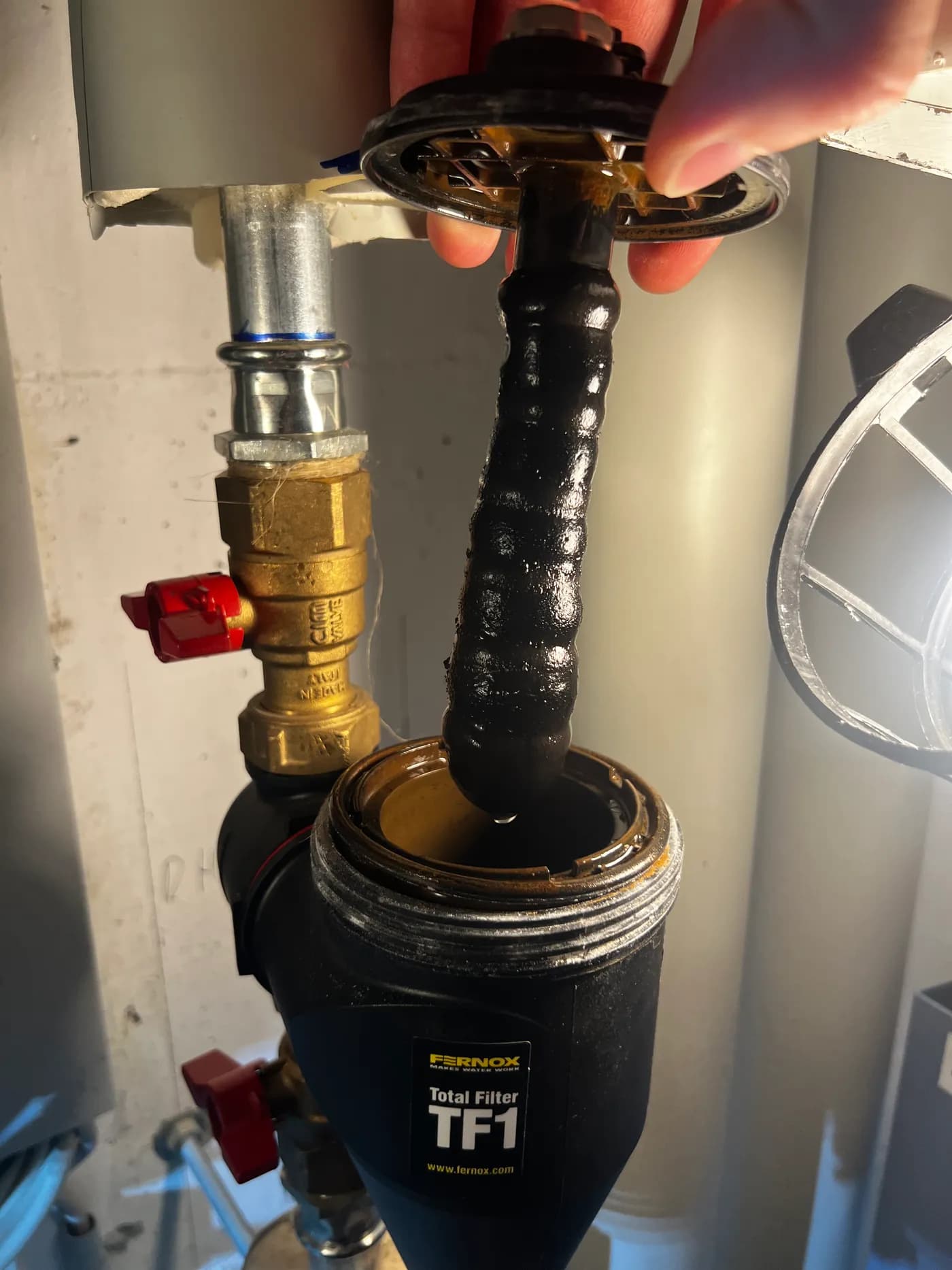 Nachgerüsteter Fernox Total Filter TF1 zum Abscheiden von Magnetit und Schlamm