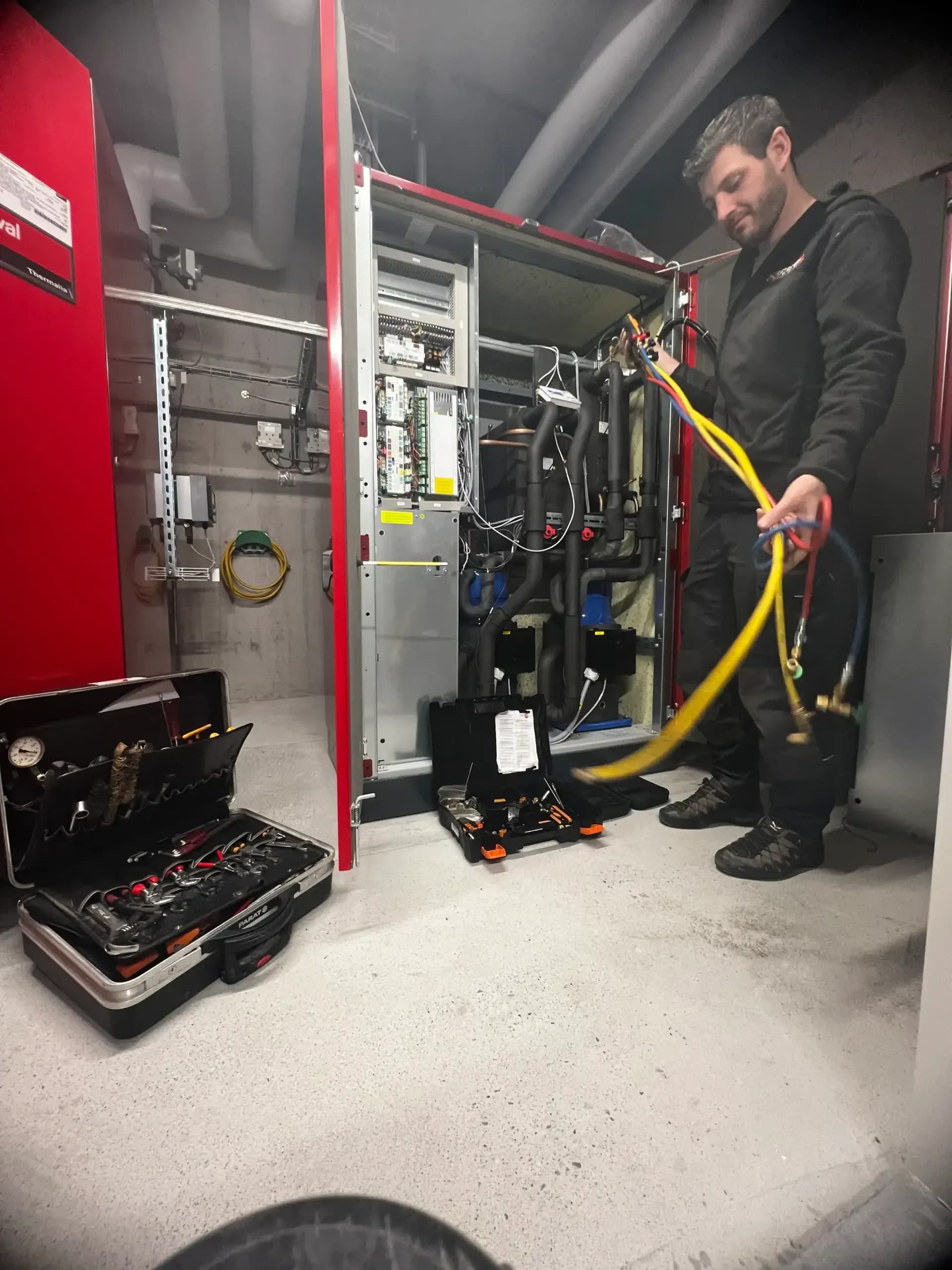 Tobias Klausmann bei der Wärmepumpen-Servicearbeit am Walensee