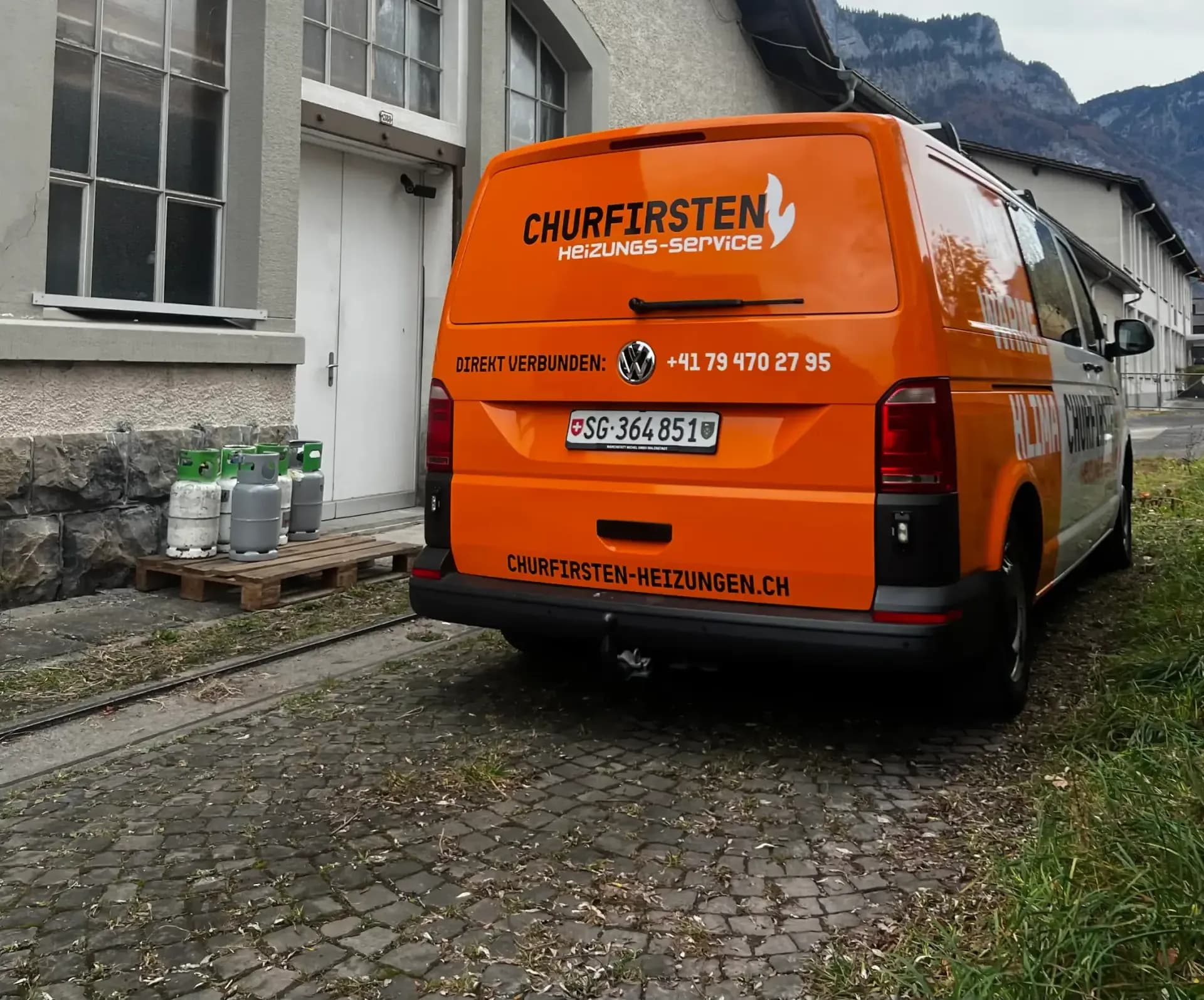 Service-Fahrzeug der Churfirsten Heizungs-Service GmbH am Walensee