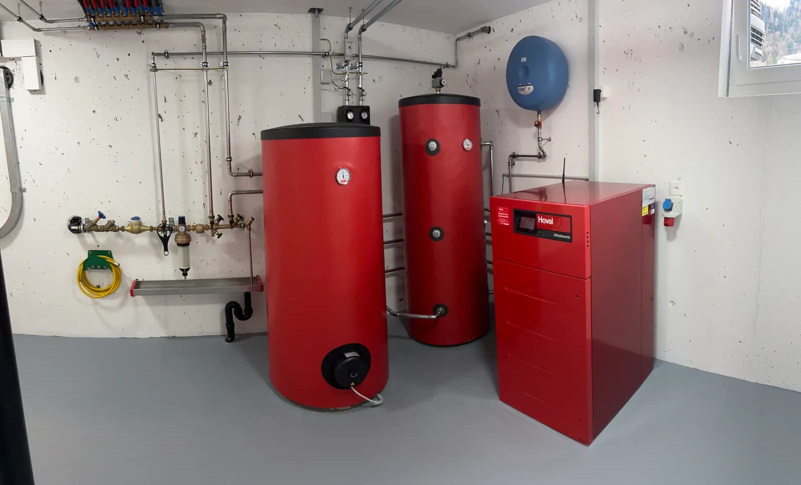Sauber installierter Heizraum mit Hoval-Anlage in einem Neubau