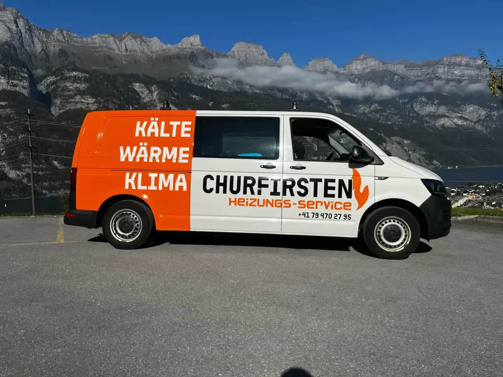 Servicefahrzeug der Churfirsten Heizungs-Service GmbH vor den Churfirsten am Walensee