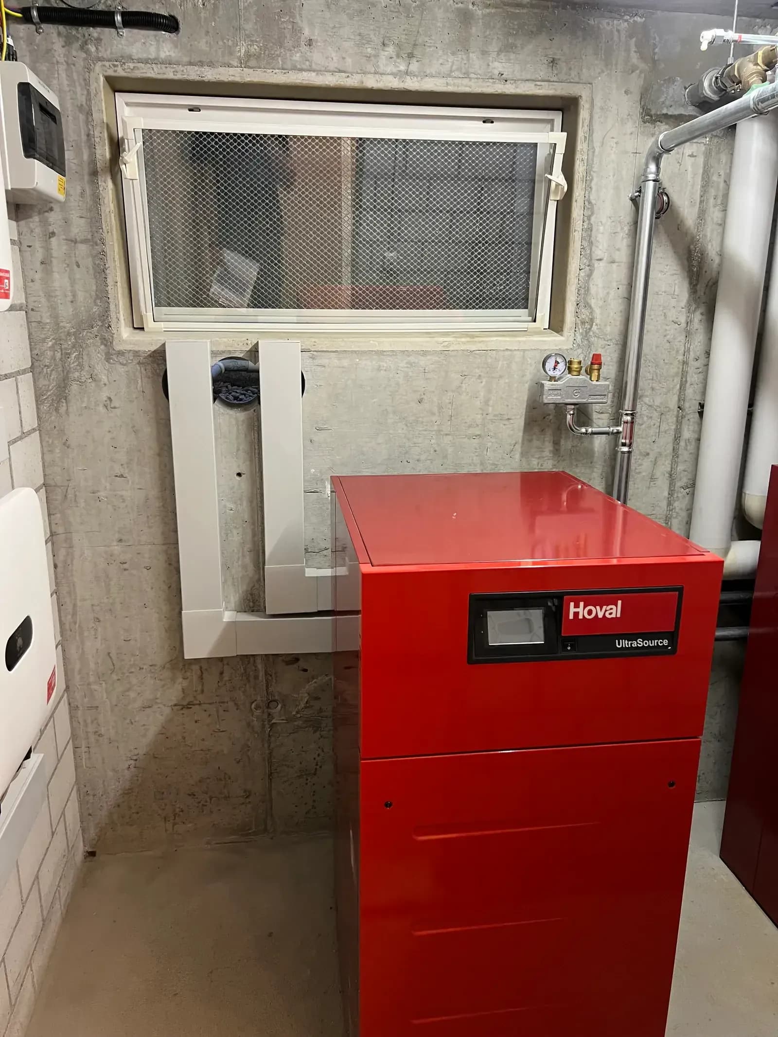 Hoval UltraSource Wärmepumpe im Keller – Installation